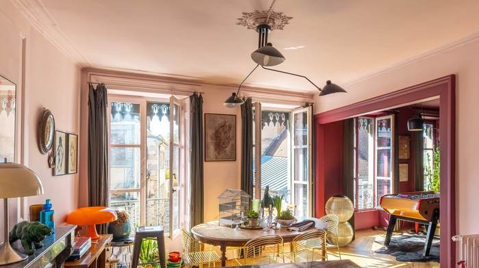 Appartement coloré — salle à manger