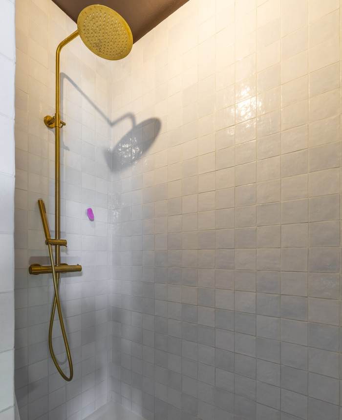 Appartement coloré — salle de bain