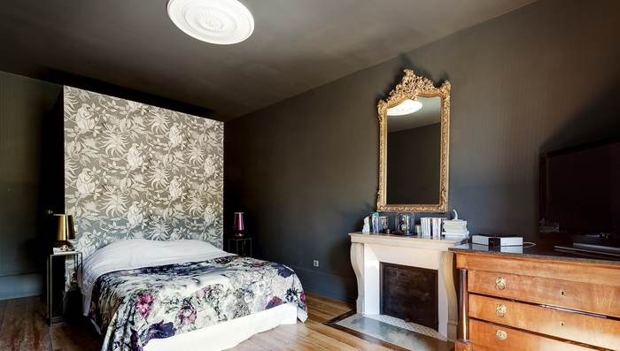 Chambre rénovée — cheminée et miroir doré